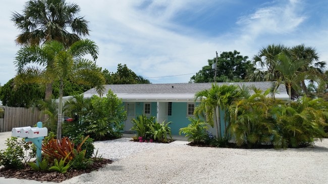 2318 NE Sunny Acres Way in Jensen Beach, FL - Foto de edificio - Building Photo