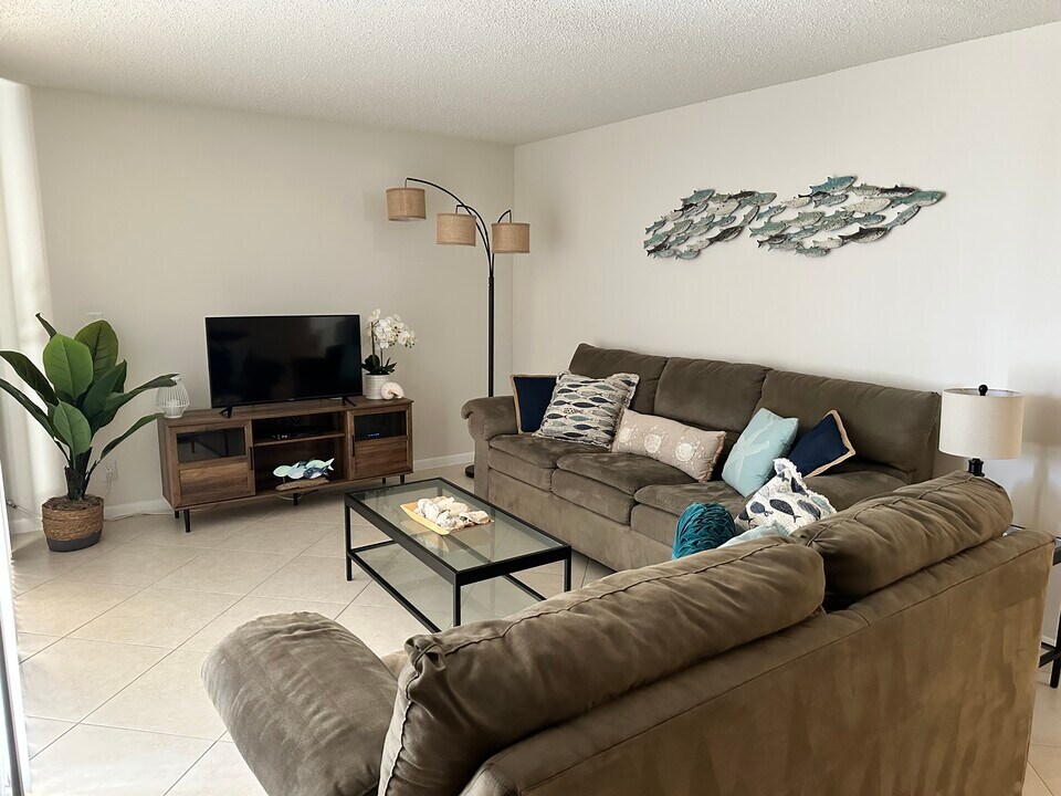 500 Egret Cir, Unit 8108. in Delray Beach, FL - Building Photo