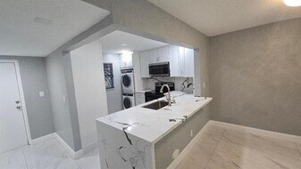 3000 Riverside Dr in Coral Springs, FL - Building Photo