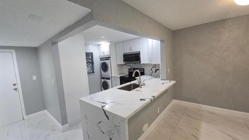 3000 Riverside Dr in Coral Springs, FL - Building Photo