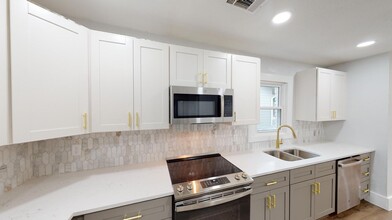 Dazzling Kidd Springs home down the street in Dallas, TX - Building Photo - Building Photo