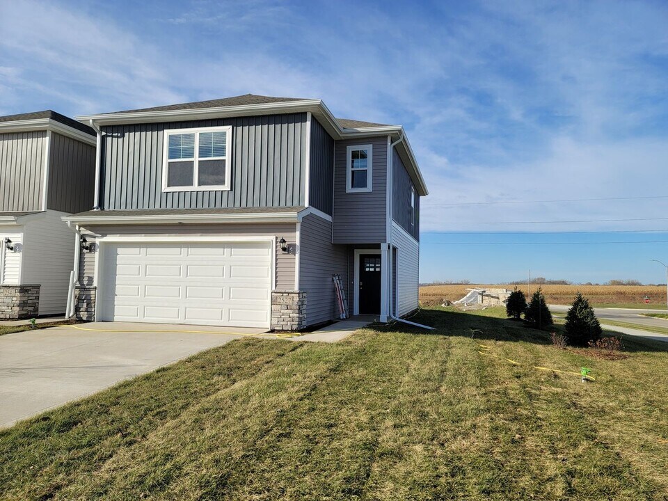2527 SE Hawkins Ave in West Des Moines, IA - Building Photo