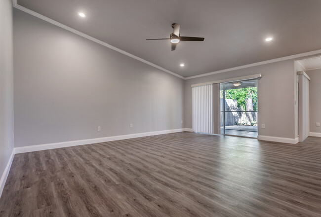 The Silkwood Apartments in Sarasota, FL - Building Photo - Interior Photo