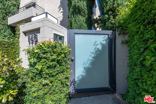 148 S Roxbury Dr in Beverly Hills, CA - Building Photo - Building Photo