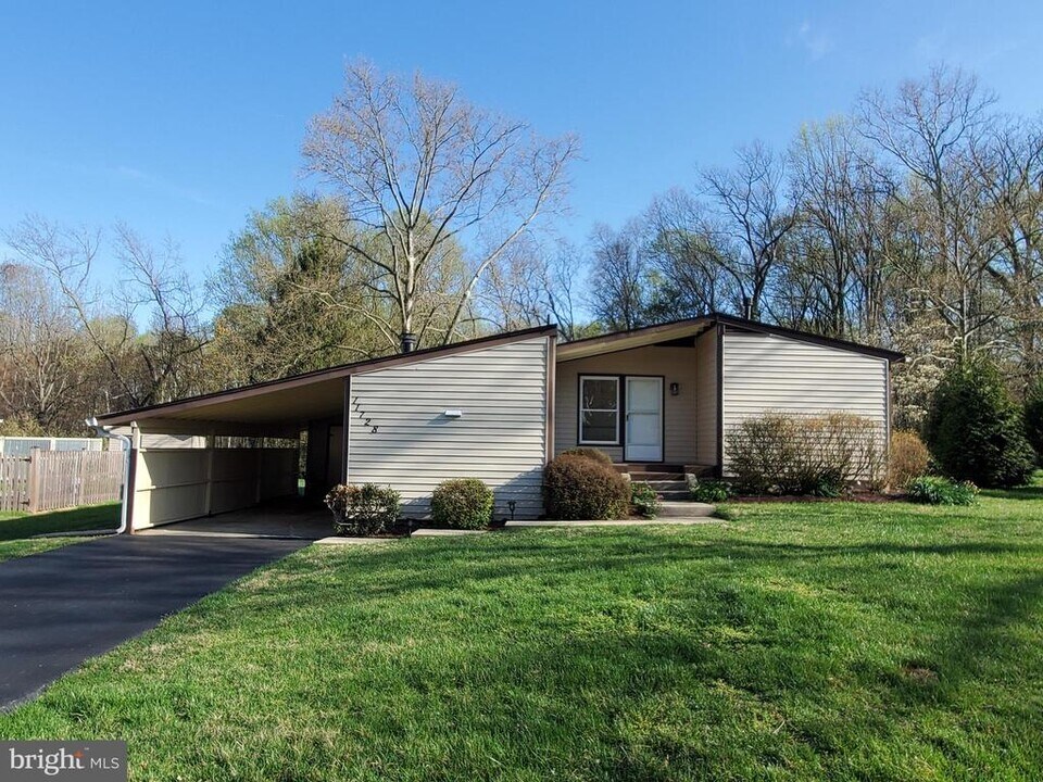 11728 Cherry Grove Dr in North Potomac, MD - Building Photo