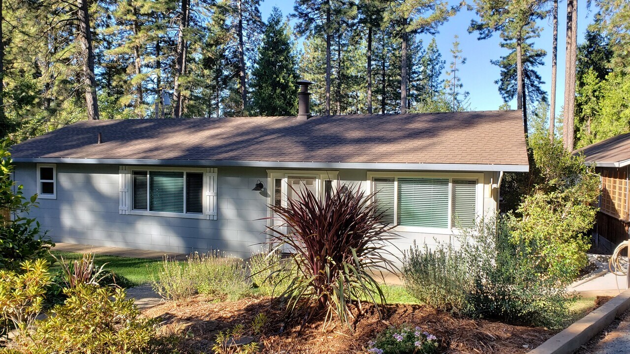 14406 Penn Rd in Grass Valley, CA - Foto de edificio