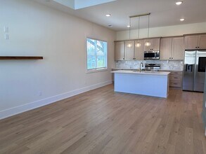 136 McCowat St, Unit A in Jackson, TN - Foto de edificio - Building Photo