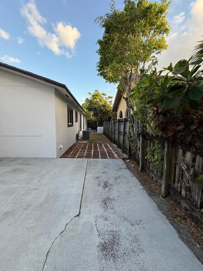576 NE 70th St in Miami, FL - Building Photo - Building Photo