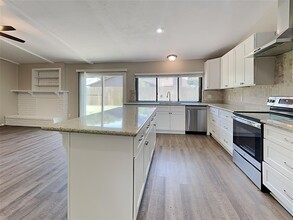 5618 Hickory Forest Dr in Houston, TX - Building Photo - Building Photo