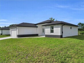 100 W 11th St in Lehigh Acres, FL - Foto de edificio - Building Photo