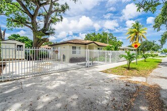 3175 NW 43rd St in Miami, FL - Building Photo - Building Photo