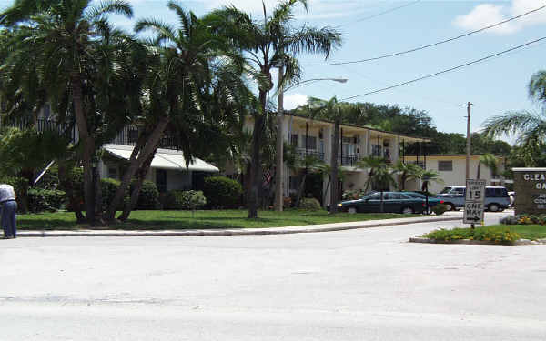 Disston Place in St. Petersburg, FL - Building Photo