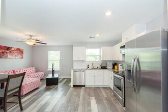 618 Maple Way in Houston, TX - Building Photo - Building Photo