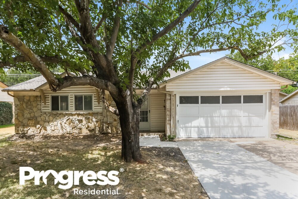 1814 SE 4th St in Grand Prairie, TX - Building Photo