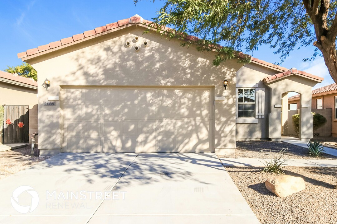 42566 W Santa Fe St in Maricopa, AZ - Building Photo