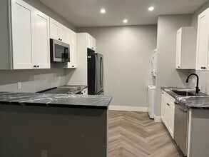 647 Emlin St in Pittsburgh, PA - Building Photo - Building Photo