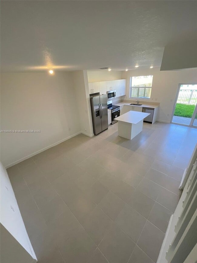 2760 SE 26th Ave in Homestead, FL - Building Photo - Building Photo