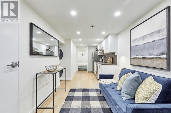 233 Kingston Rd in Toronto, ON - Building Photo - Building Photo