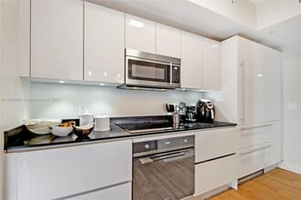 1010 Brickell Ave, Unit 3105 in Miami, FL - Building Photo - Building Photo