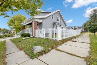 3124 S Ellen St in Milwaukee, WI - Foto de edificio - Building Photo