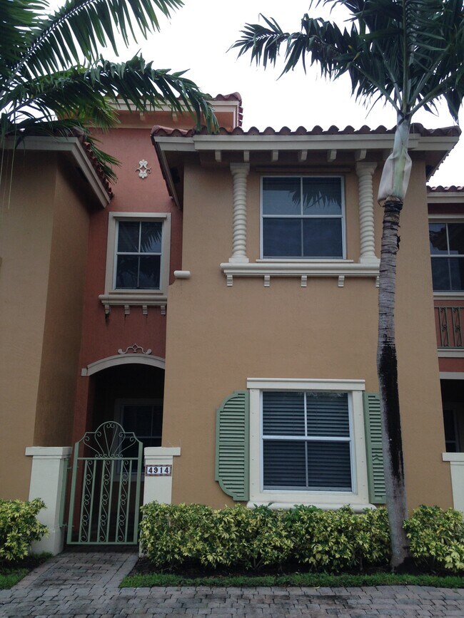 4914 White Mangrove Way E in Fort Lauderdale, FL - Building Photo - Building Photo