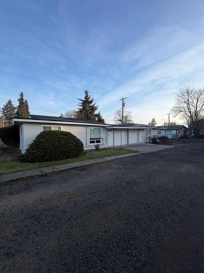 1675 S Second St in Lebanon, OR - Building Photo - Building Photo