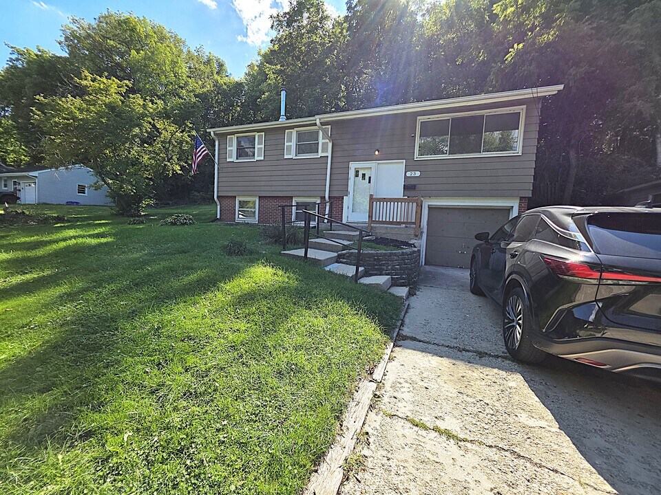 23 N Lincoln Ave in Carpentersville, IL - Building Photo