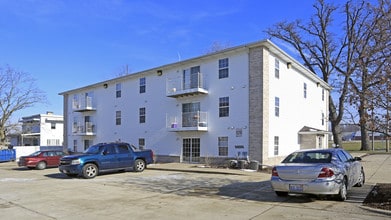 Grove at Main Apartments in Bloomington, IL - Foto de edificio - Building Photo