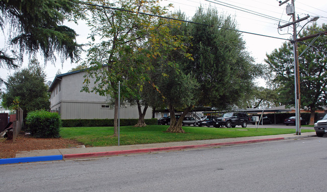 111 Ronan Ave in Gilroy, CA - Foto de edificio - Building Photo