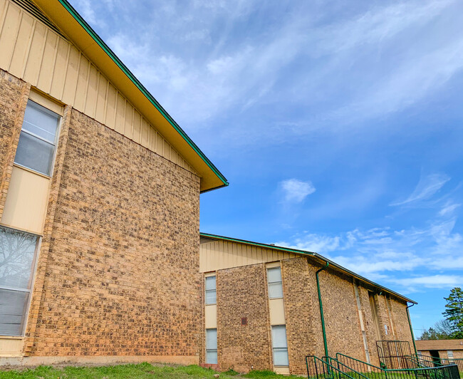 Ward Plaza Apartments in Marshall, TX - Building Photo - Building Photo