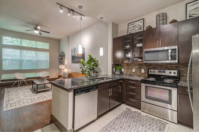 1000 Oakdale St in Houston, TX - Building Photo - Building Photo