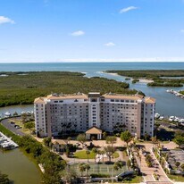 13105 Vanderbilt Dr in Naples, FL - Building Photo