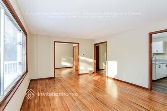 124 Oakwood Rd in Apple Valley, MN - Foto de edificio - Building Photo