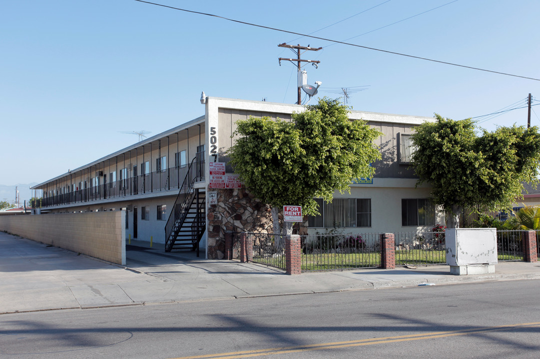 5027 Clara St in Bell, CA - Foto de edificio