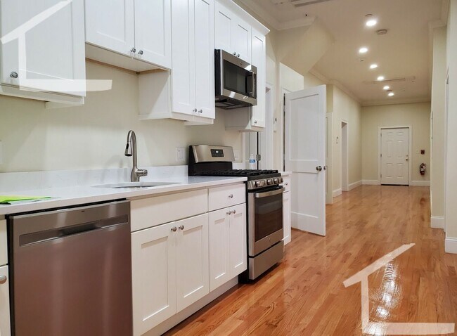 12 Harris St, Unit 1 in Brookline, MA - Foto de edificio - Building Photo