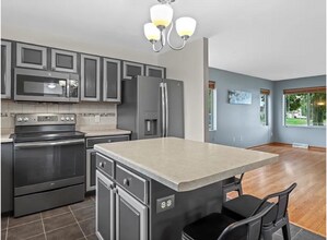 562 Lexington Dr in Oregon, WI - Foto de edificio - Building Photo