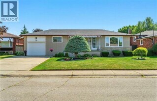 10 Rose Crescent in Hamilton, ON - Building Photo