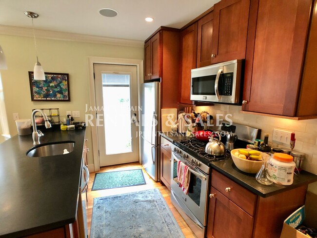 31 Jamaica St, Unit 1 in Boston, MA - Foto de edificio - Building Photo