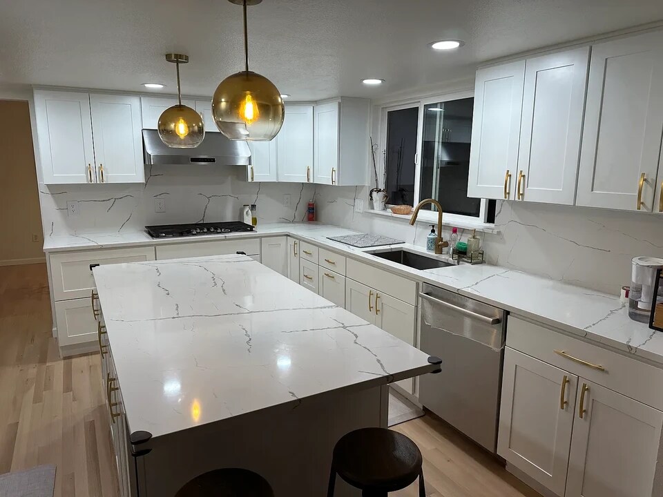 11204 NE 58th Pl in Kirkland, WA - Building Photo
