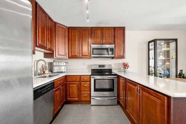 7855 JFK Blvd E in North Bergen, NJ - Building Photo - Building Photo