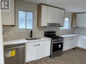 5 Navan Crescent in Aurora, ON - Building Photo
