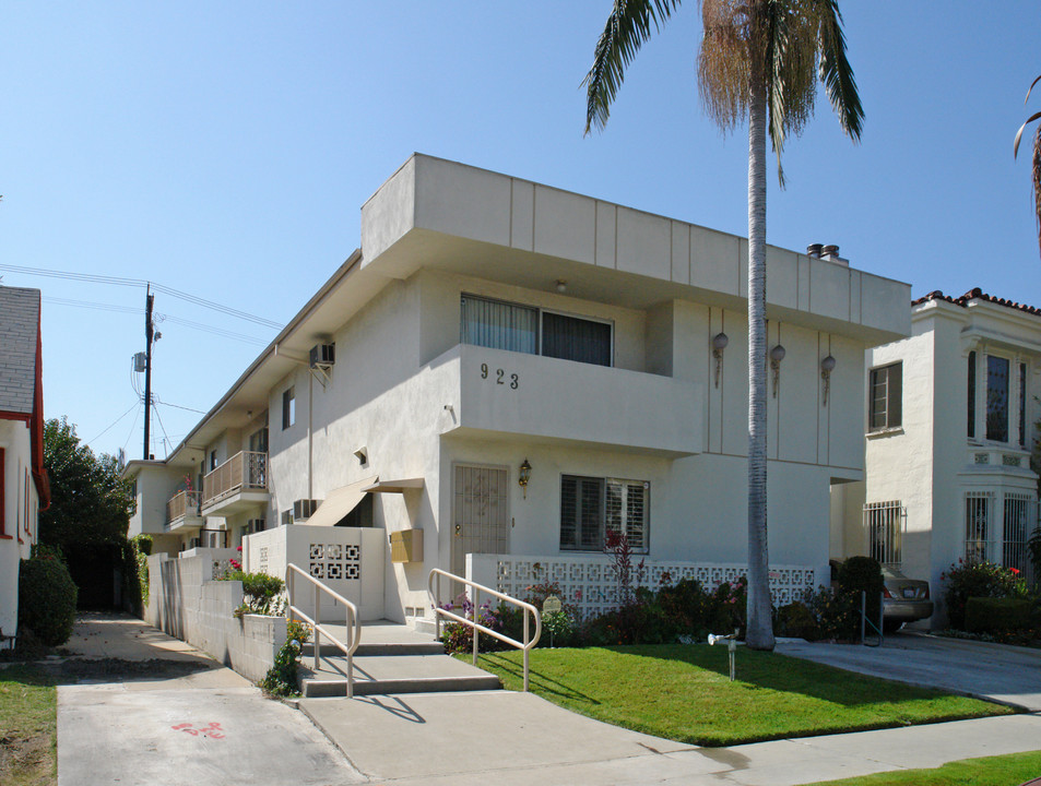 923 S Wooster St in Los Angeles, CA - Building Photo