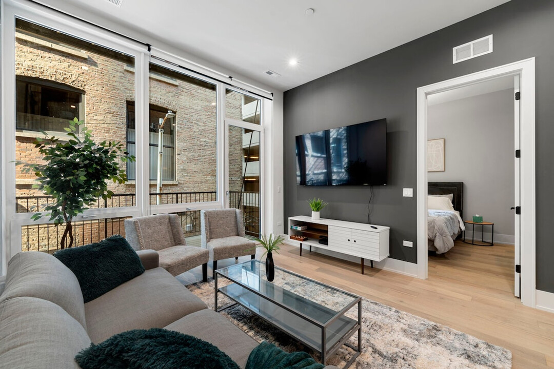 318 W Grand Ave in Chicago, IL - Building Photo