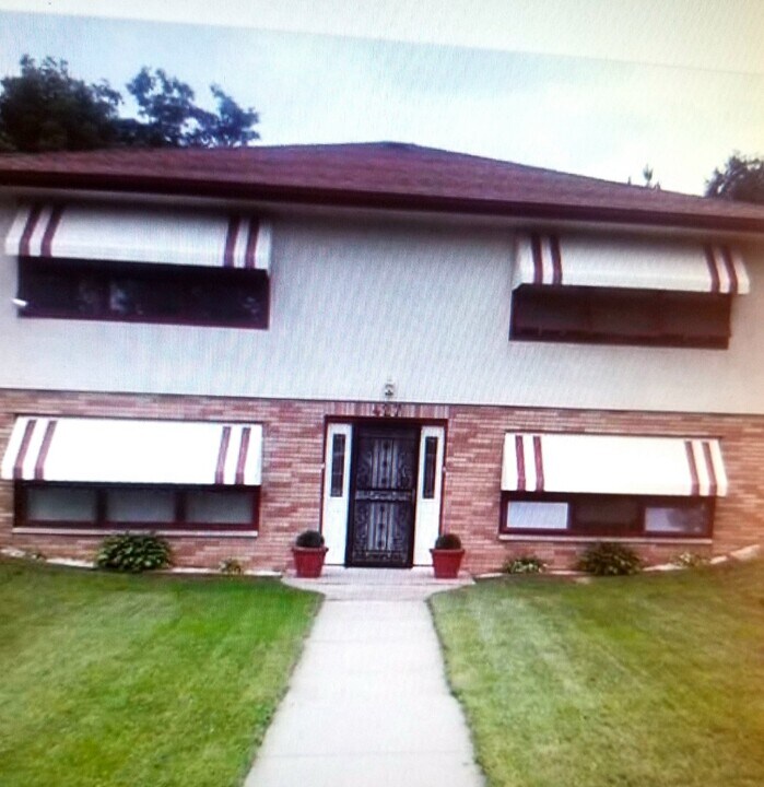 427 20th Ave S, Unit B in South St. Paul, MN - Foto de edificio