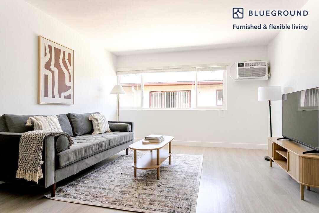4444 Hazeltine Ave in Los Angeles, CA - Building Photo