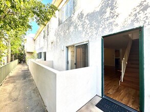 12251 Moorpark St in Los Angeles, CA - Building Photo - Building Photo