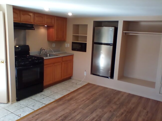 6200 St Albans St, Unit Studio, Unit Studio