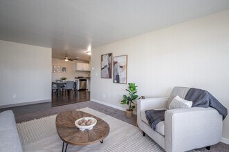 Sundial Apartments in Wilsonville, OR - Building Photo - Building Photo