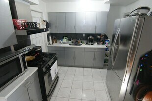 86-11 256th St in Queens, NY - Building Photo