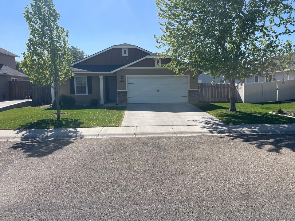 4614 Braeburn Ave in Caldwell, ID - Building Photo